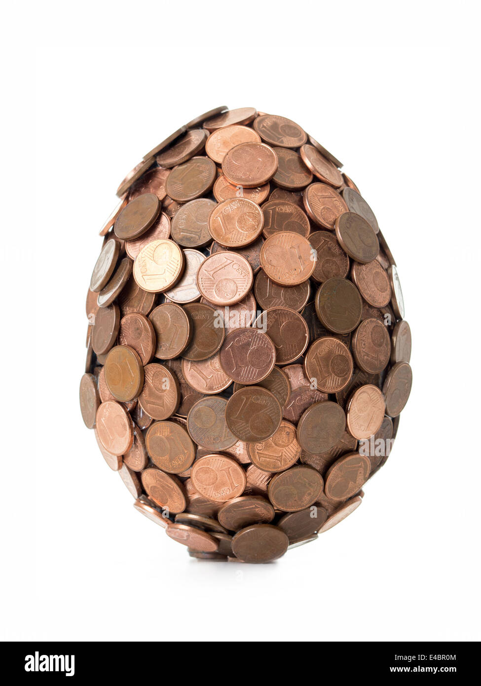 Un gigantesco uovo di centesimi di euro girati su sfondo bianco Foto Stock