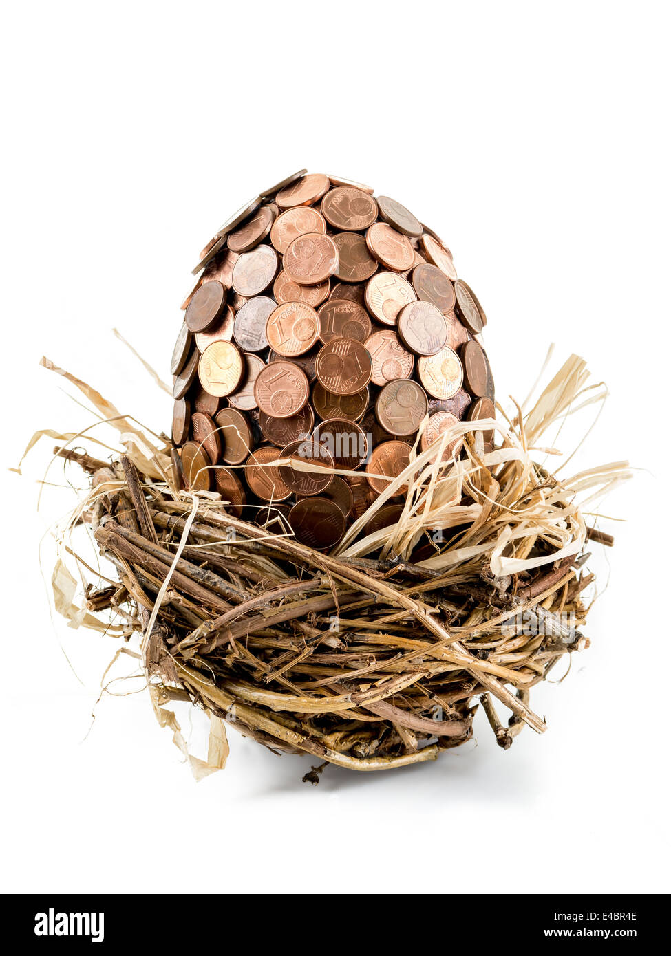 Uno centesimi di euro delle uova nel nido shot su sfondo bianco Foto Stock