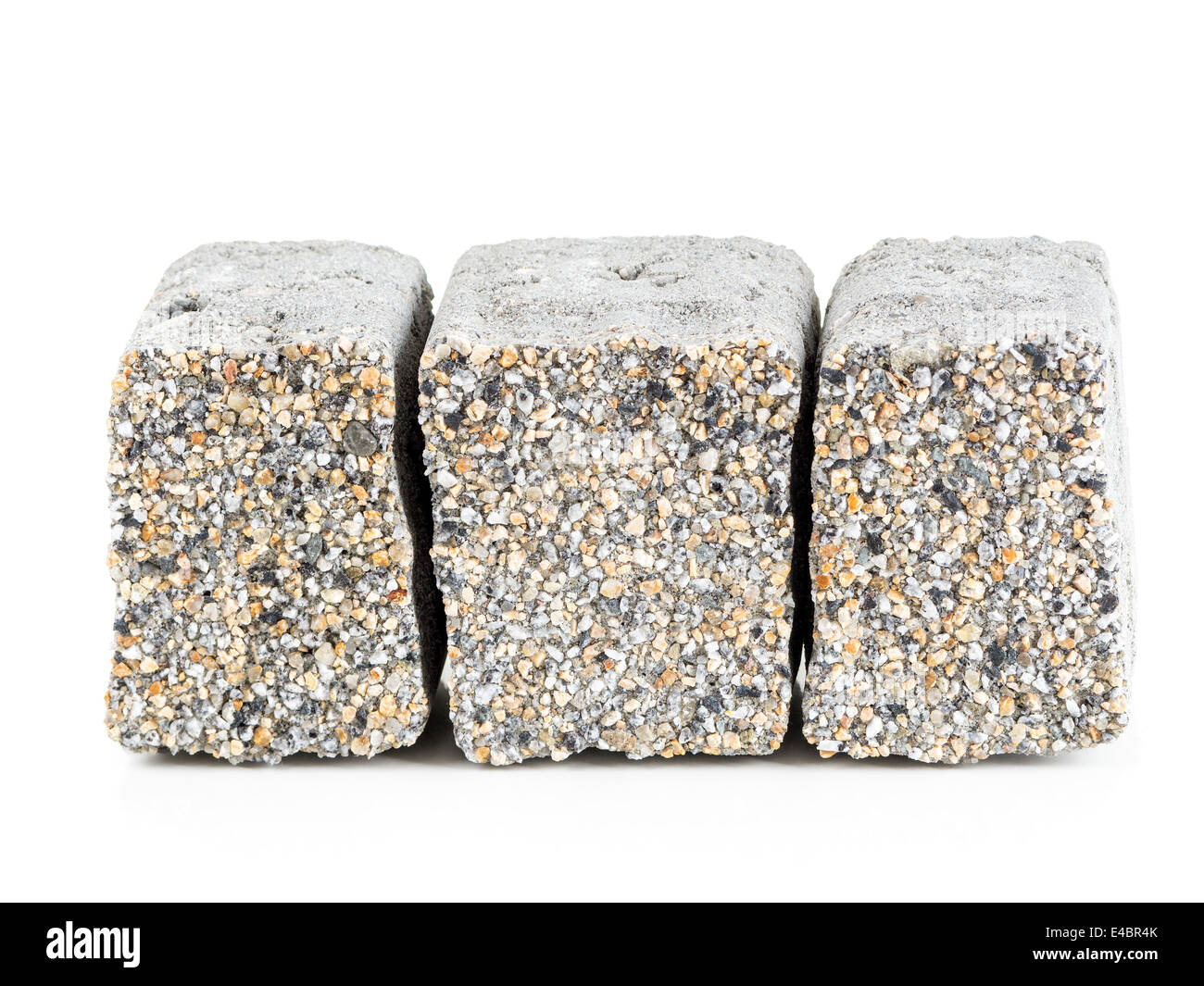 Tre pavimentazione in calcestruzzo blocco con topping minerale shot su bianco Foto Stock