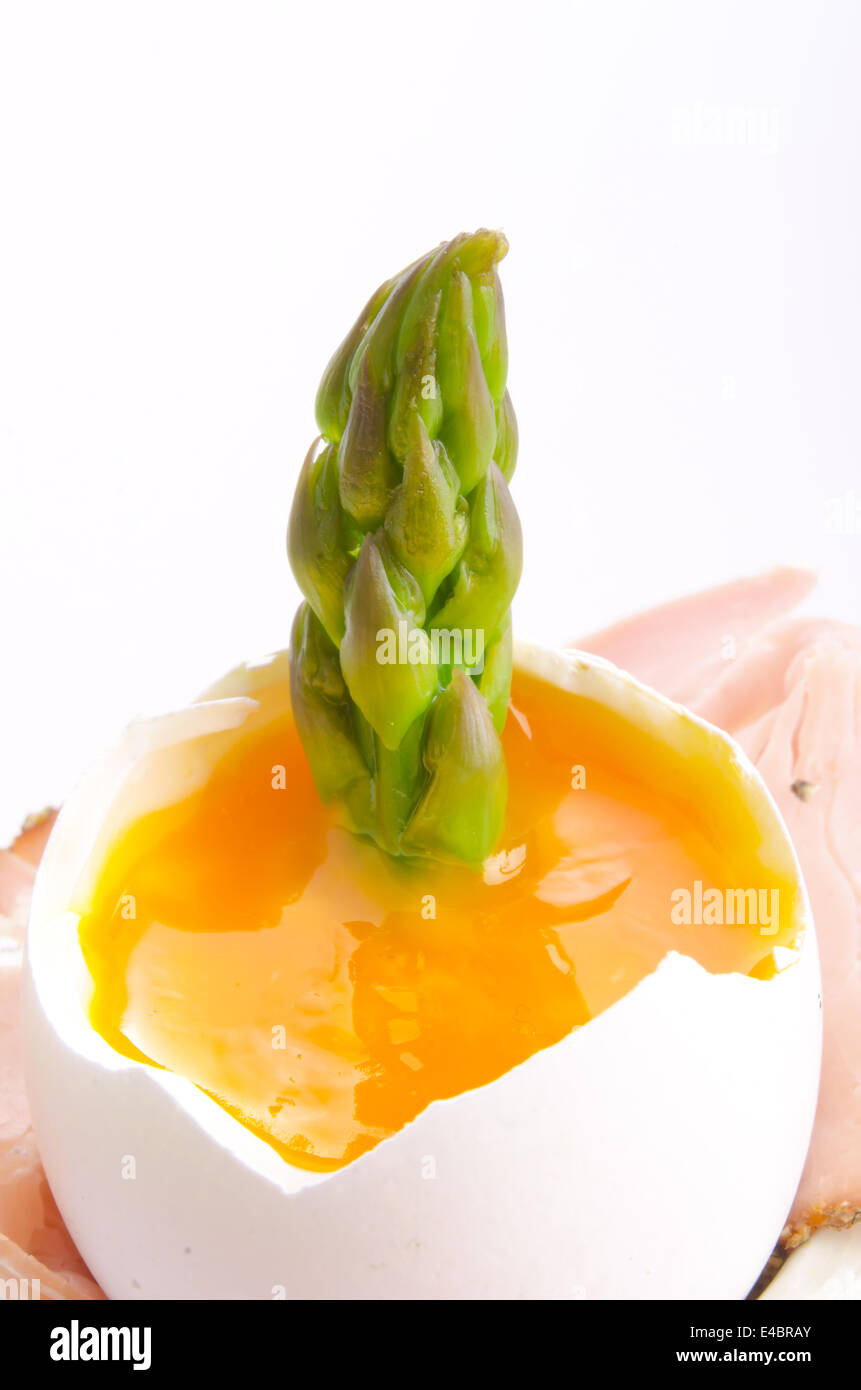 Weich gekochtes Ei mit spargel Foto Stock