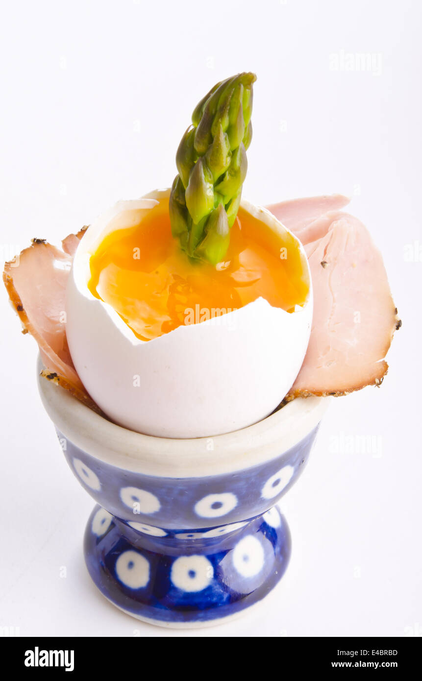 Weich gekochtes Ei mit spargel Foto Stock