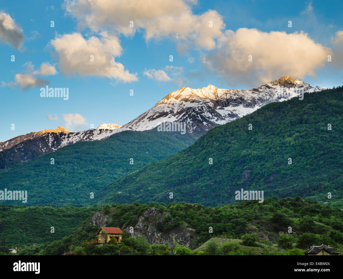 Ultima luce del sole sulle montagne sopra Susa, Piemonte, Italia. Foto Stock