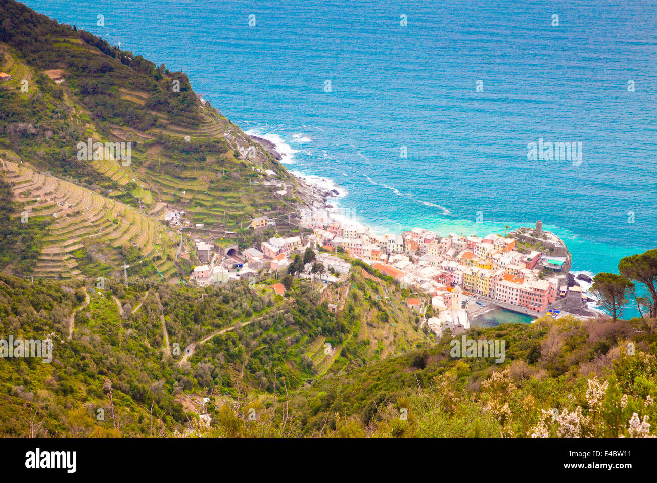 La vista di Vernazza dal percorso 8 percorrendo a piedi dal santuario di Reggio con un viandante sul sentiero. Foto Stock