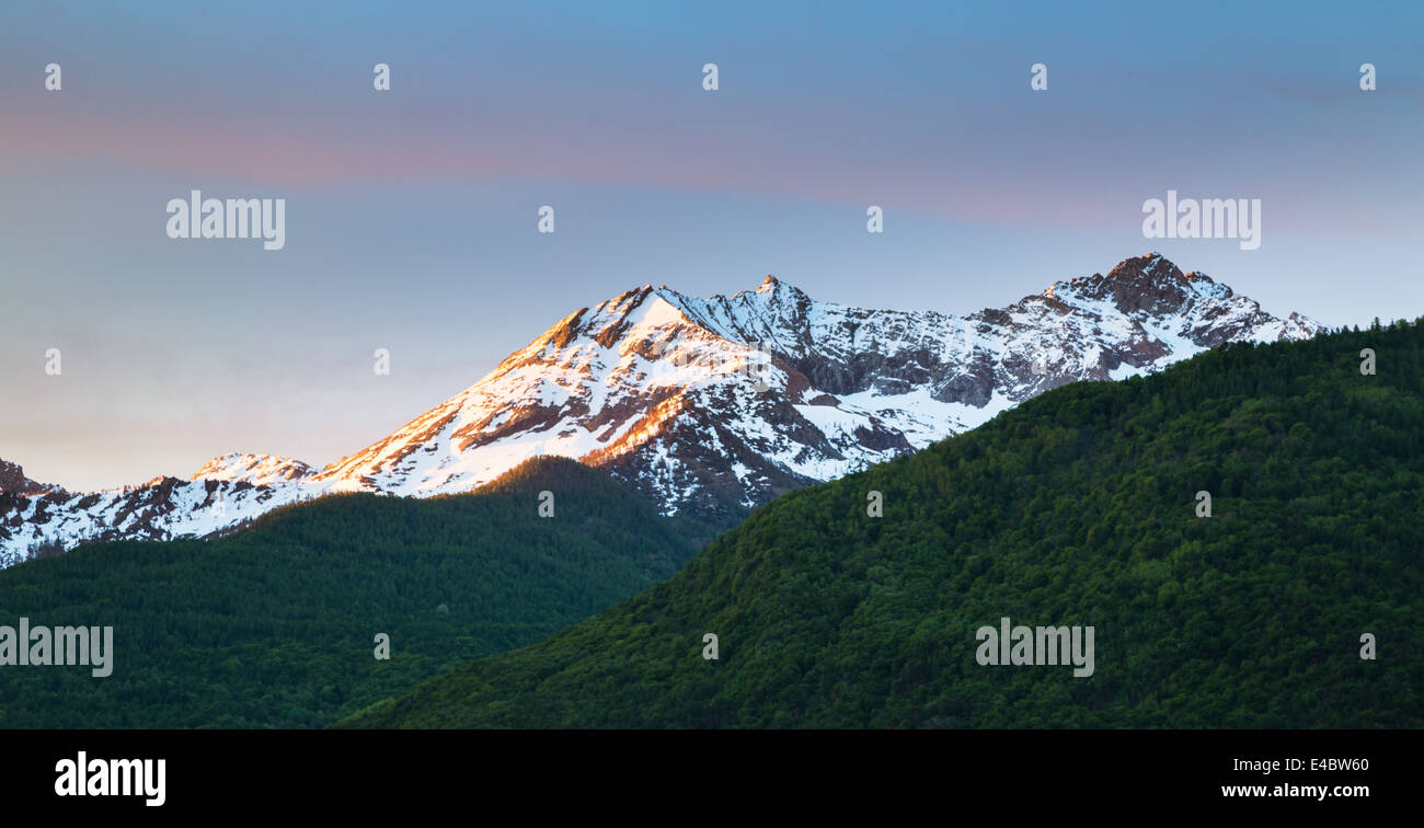 La prima luce sulle montagne sopra Susa, Piemonte, Italia. Foto Stock