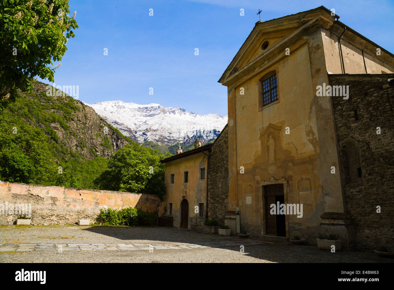 Il cortile dell'Abbazia di Novalesa in Val di Susa, Piemonte, Italia. Foto Stock
