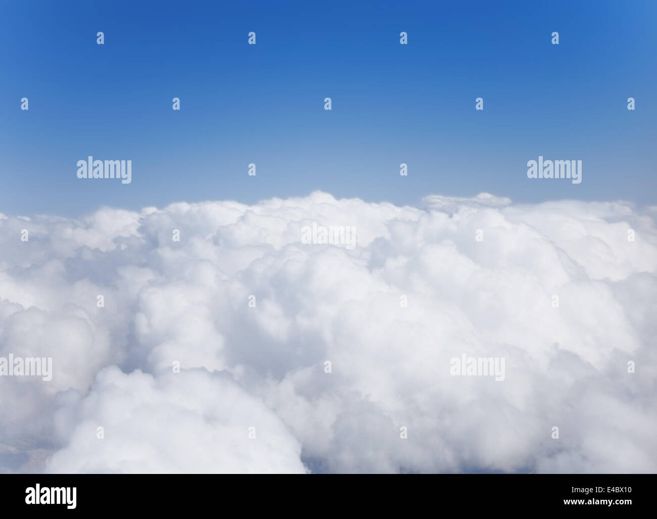 Soffice bianco cumulus nuvole contro il cielo Foto Stock