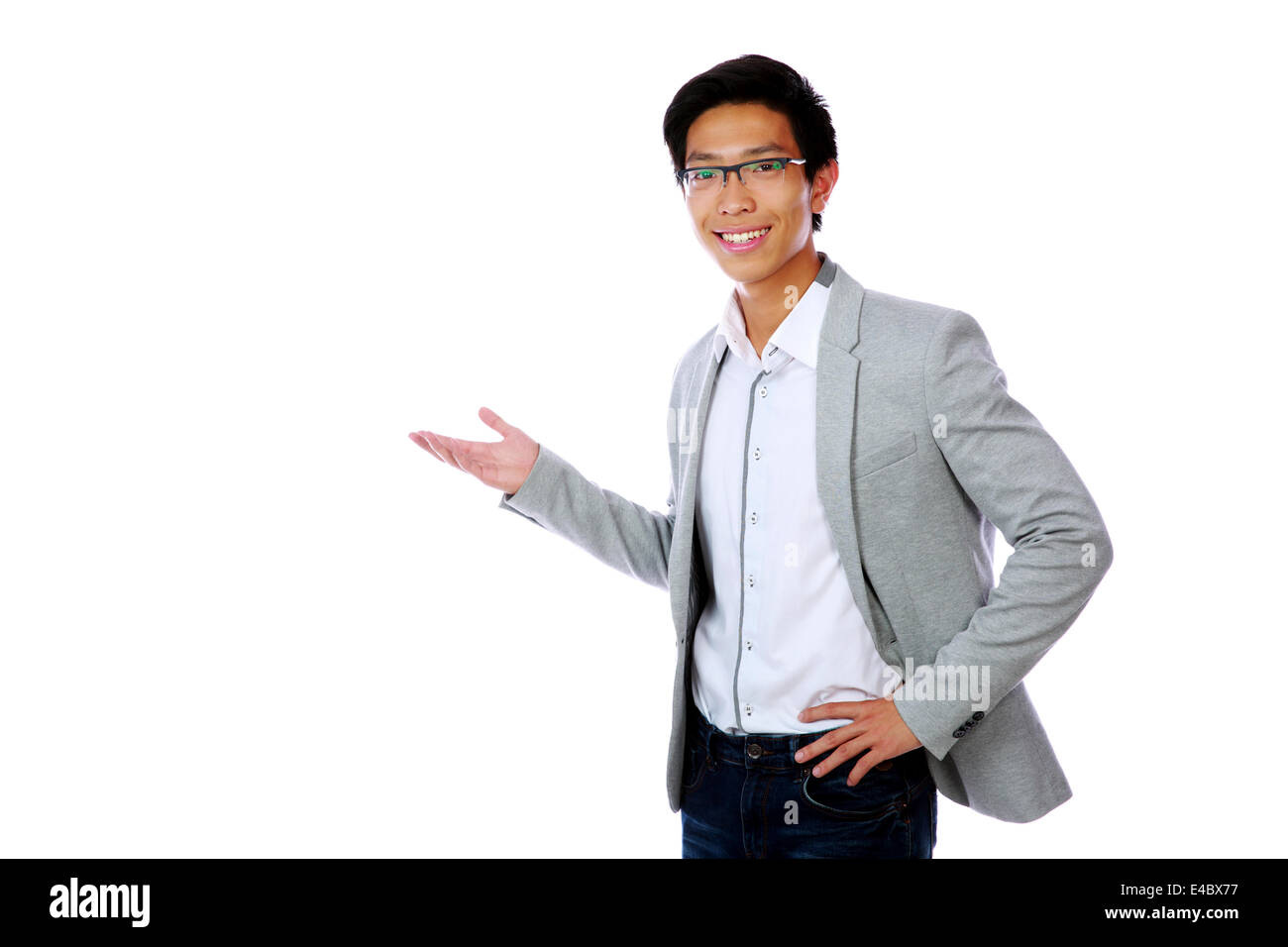 Felice uomo asiatico con il braccio in un gesto di benvenuto Foto Stock