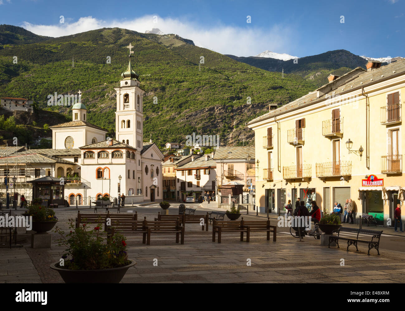 Piazza IV Novembre e la Chiesa della Madonna del Ponte a Susa, Piemonte, Italia. Foto Stock