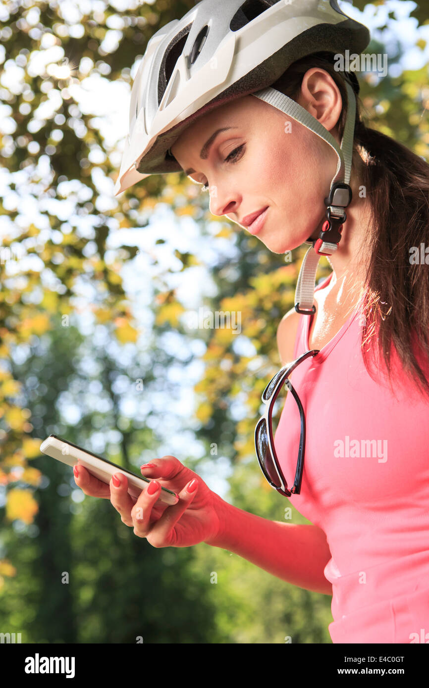 Ciclismo donna prendendo una pausa nel parco Foto Stock