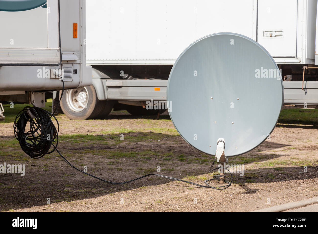 Parabola satellitare collegato ad un motore di casa o caravan, England, Regno Unito Foto Stock