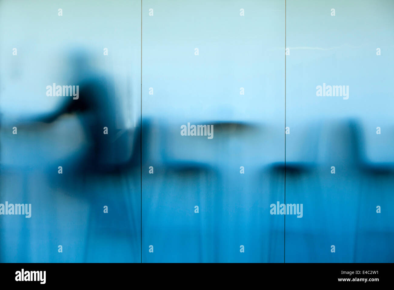 Silhouette di una persona in i membri privati camera presso galleria d'arte Tate Modern di Londra, Inghilterra Foto Stock