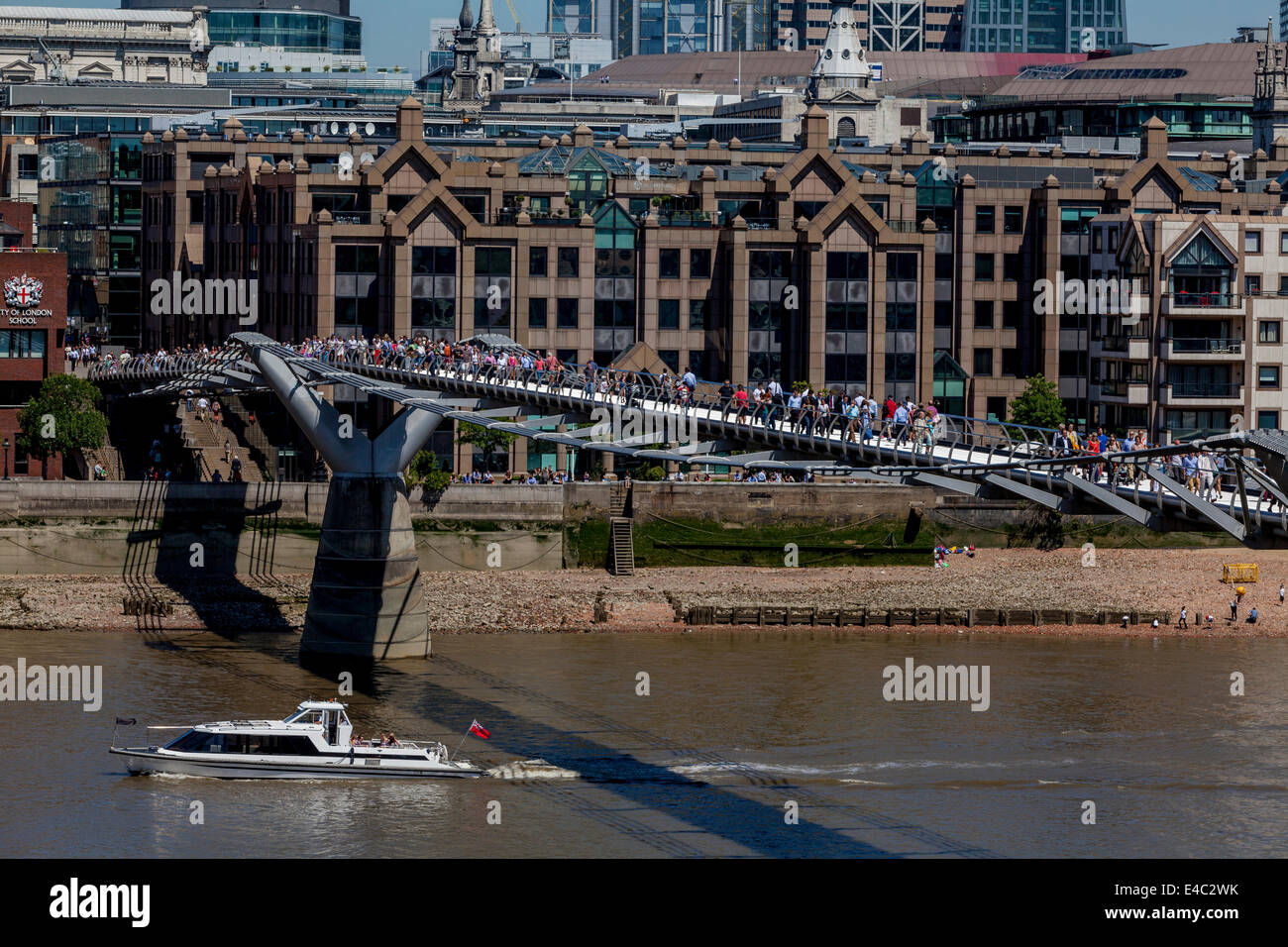 Le persone che attraversano il Millennium Bridge di Londra, Inghilterra Foto Stock