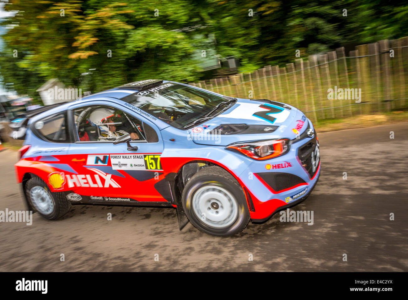 2014 Hyundai i20 WRC con driver Dani Sordo lascia il paddock al 2014 Goodwood Festival of Speed, Sussex, Regno Unito. Foto Stock