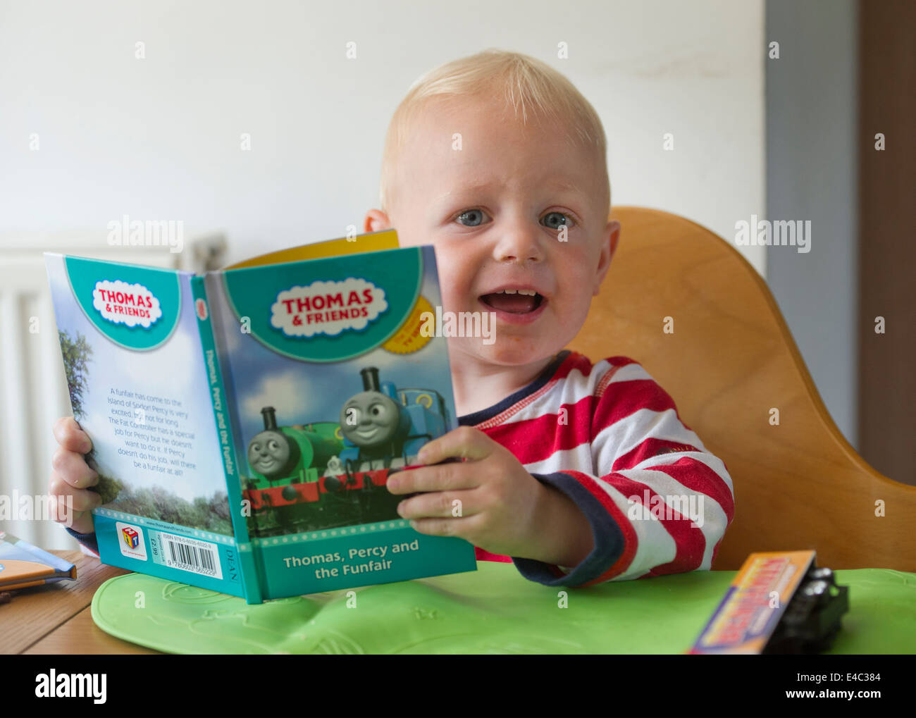 Un giovane bambino la lettura di un libro Foto Stock