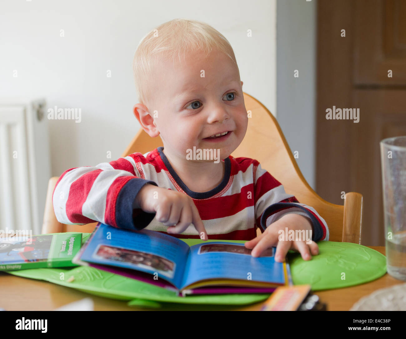 Un giovane bambino la lettura di un libro Foto Stock