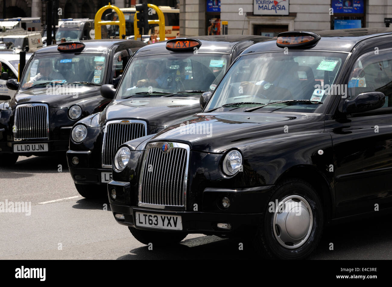 Londra, Inghilterra, Regno Unito. Taxi neri di Londra centrale Foto Stock