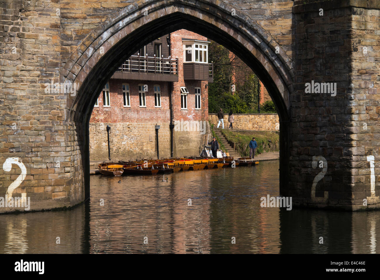 Barche a remi e artista attraverso numero 2 arcata del ponte Elvet, Durham City Foto Stock