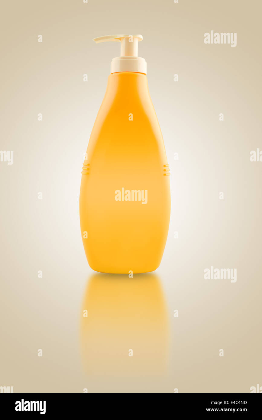 Prendere il sole olio o tubetto di crema solare. Giallo vuota la bottiglia di plastica. Foto Stock