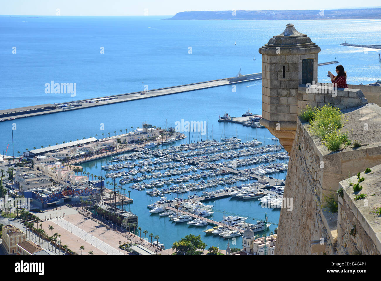 Vista della città e del porto di Santa Bárbara Castle, Alicante, Costa Blanca, Alicante provincia, il Regno di Spagna Foto Stock