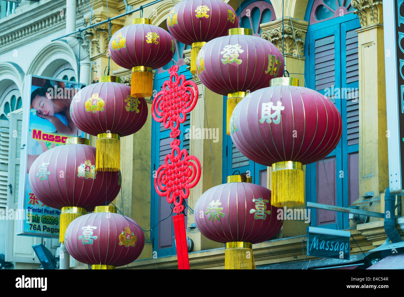 Il Sud Est asiatico, Singapore, Chinatown, lanterne su un edificio coloniale. Foto Stock