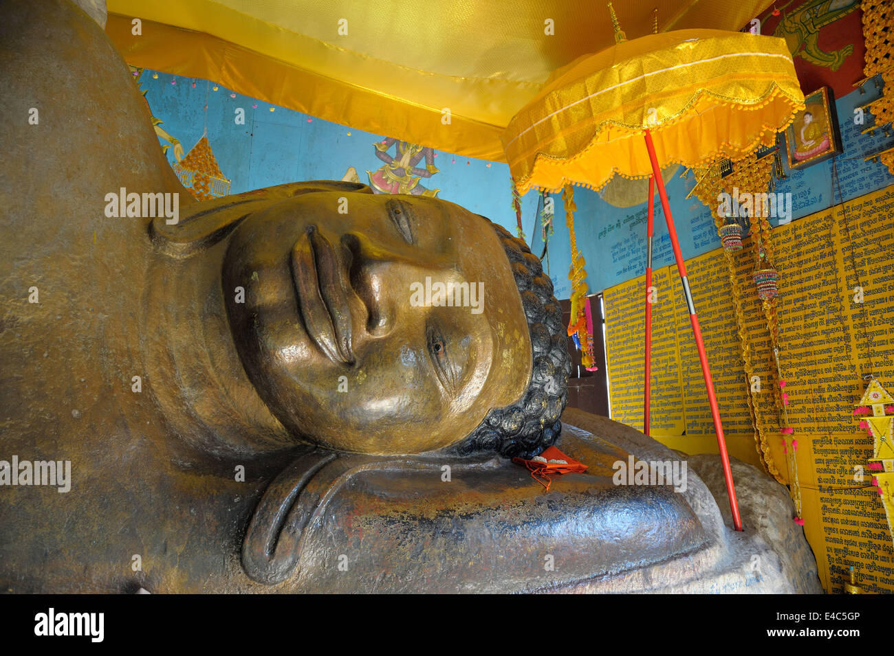Buddha reclinato alloggiato in un tempio al vertice di Phom Kulen Foto Stock