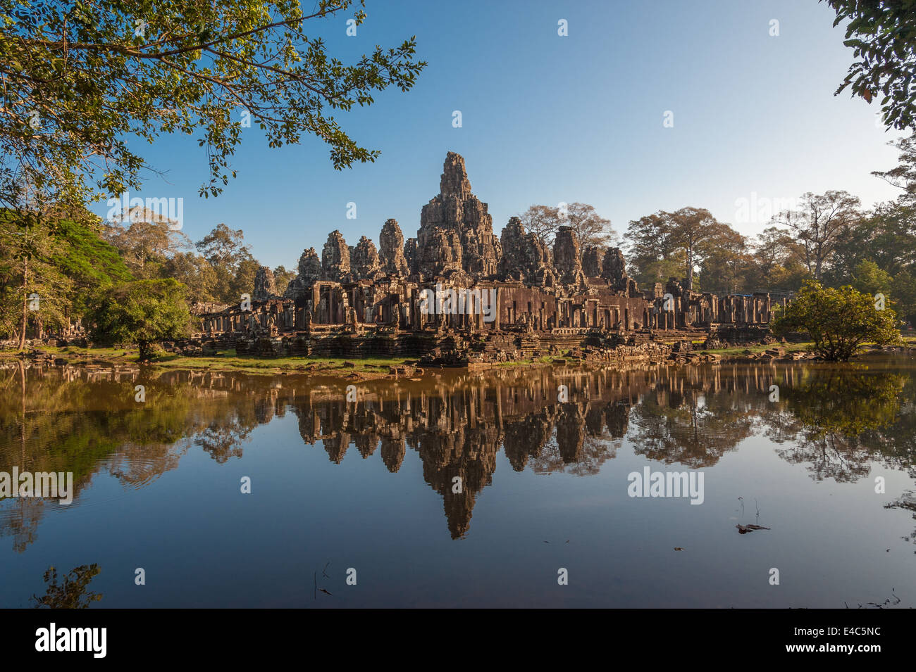 Il Tempio di Bayon e la sua riflessione in un corpo di acqua, antica città di Angkor, vicino a Siem Reap Foto Stock