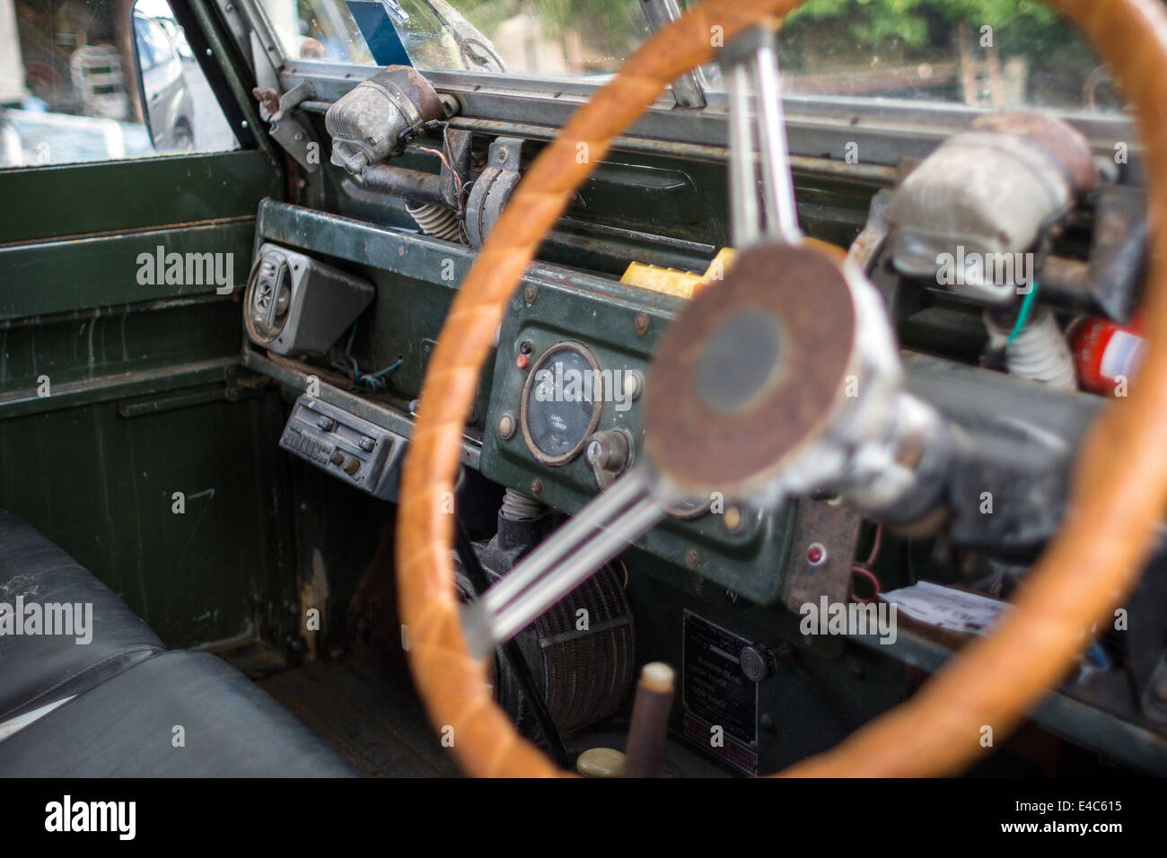 Land Rover dashboard,volante,jeep, retrò, UK, escursionismo, cappa, avventura, ruvida, sporchi, carrello, pick-up, polvere, SUV, Perseguimento, Foto Stock