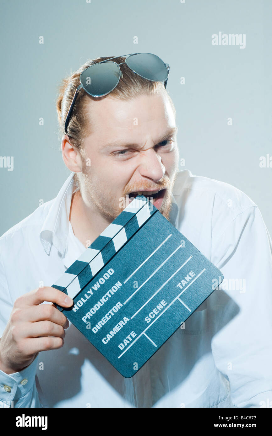 Funny giovane con movie battaglio Foto Stock