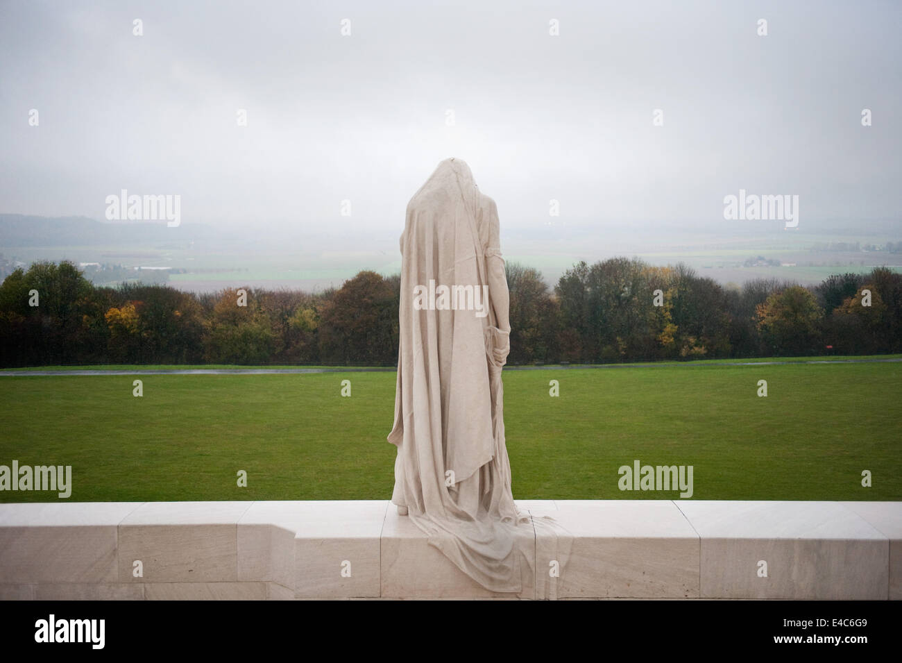 Il pianto della donna o meglio conosciuta come Madre del Canada in lutto per i morti si affaccia sulla pianura di Douai Canadian National Vimy Memorial Foto Stock