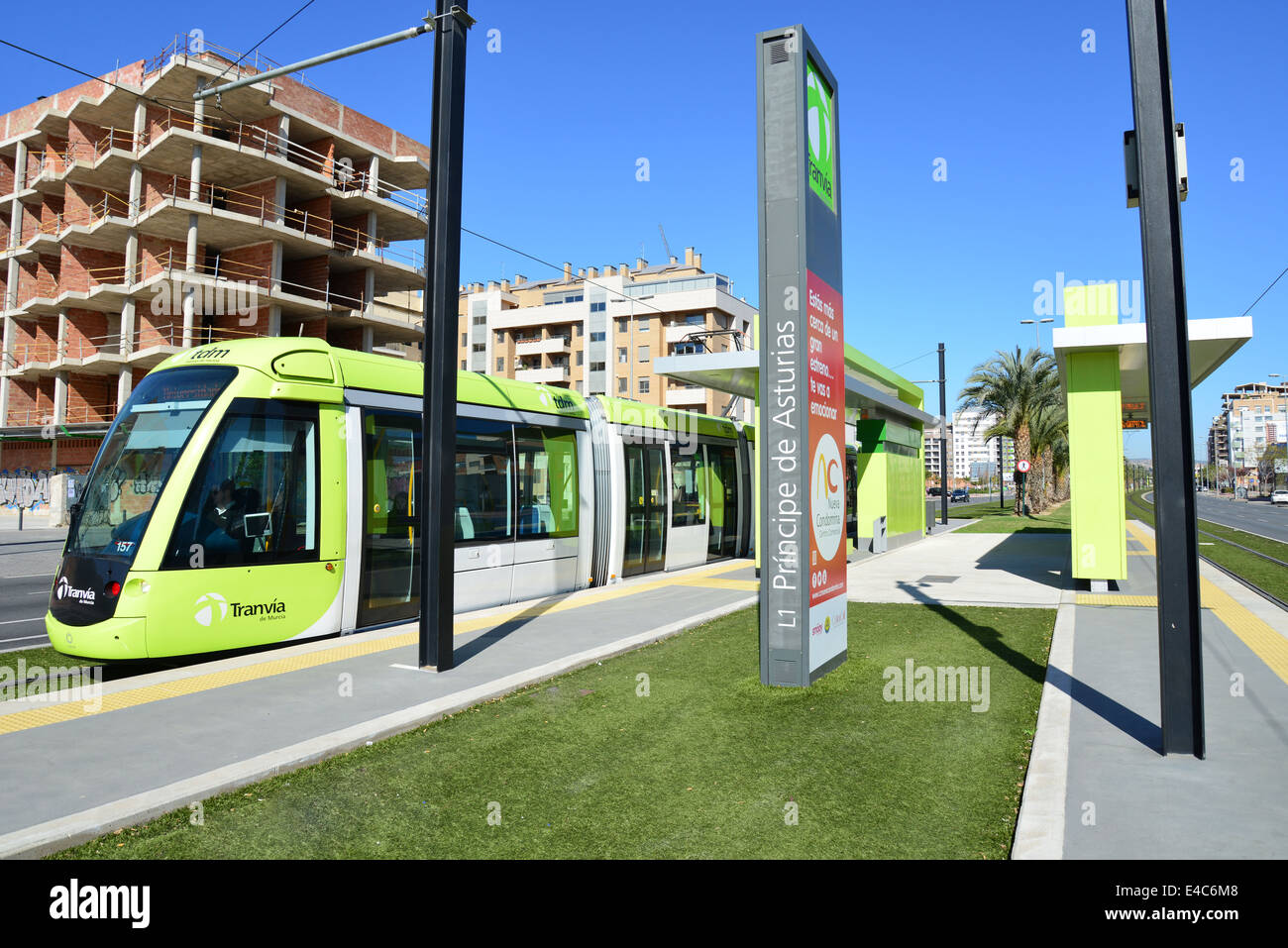 Moderne "Tranvimur' tram alla stazione, Murcia, nella regione di Murcia, il Regno di Spagna Foto Stock