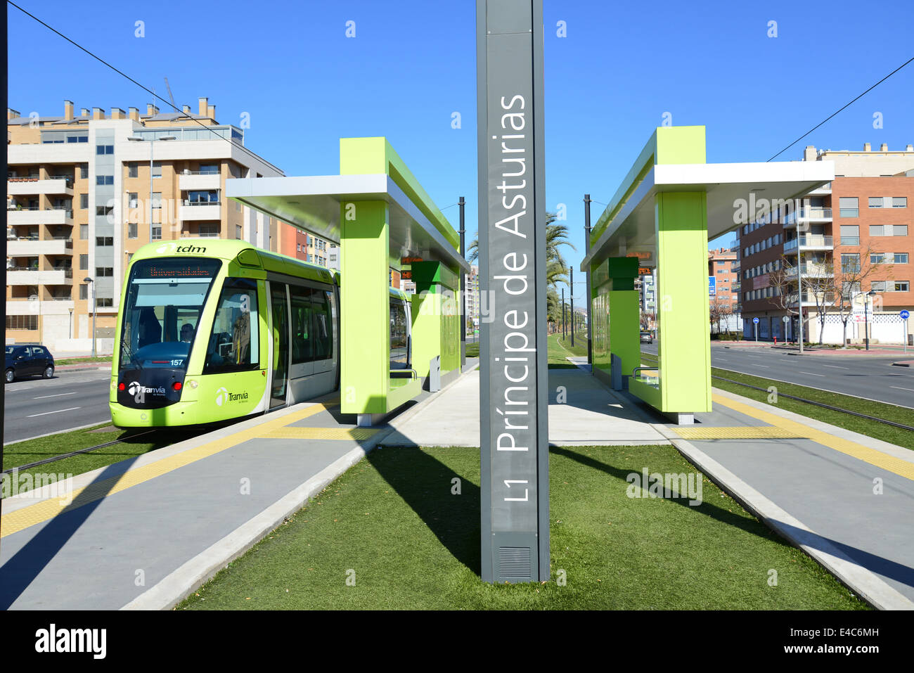 Moderne "Tranvimur' tram alla stazione, Murcia, nella regione di Murcia, il Regno di Spagna Foto Stock