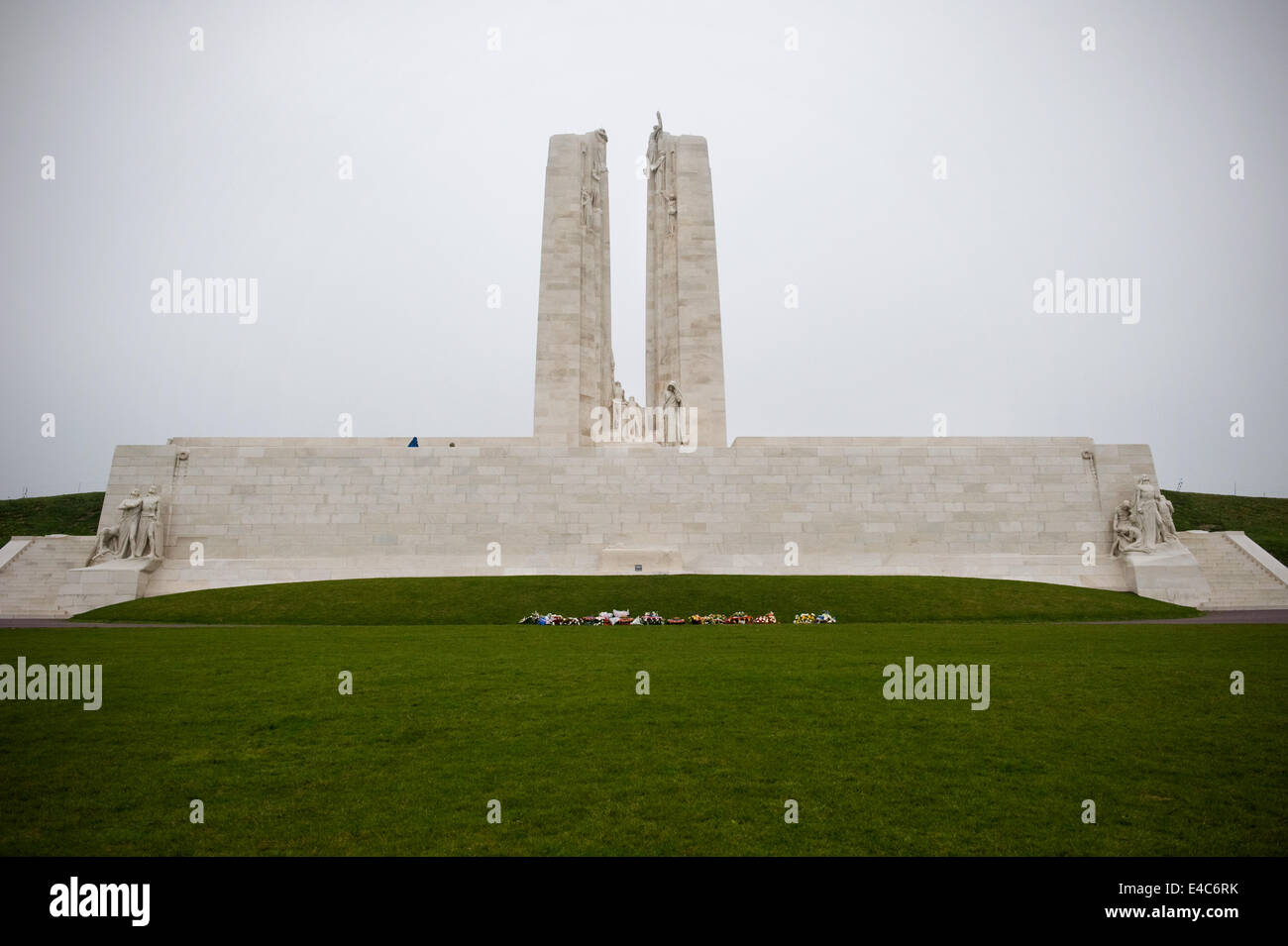 La parte anteriore del Canadian National Vimy Memorial dedicato alla memoria del canadese forza expeditionary membri Foto Stock