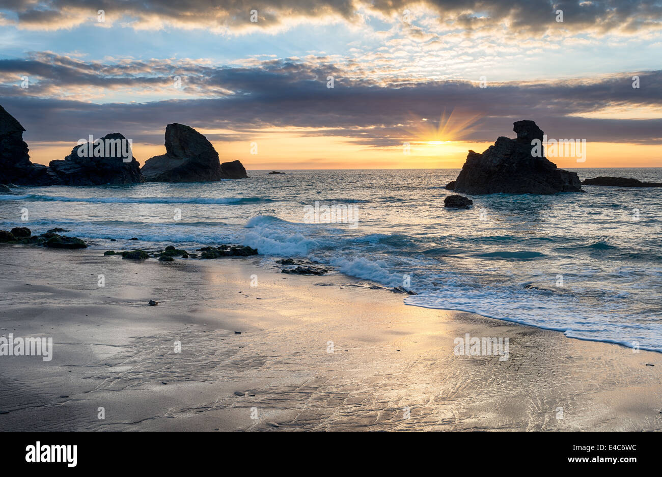 Tramonto sulla costa della Cornovaglia a Porthcothan Bay Foto Stock