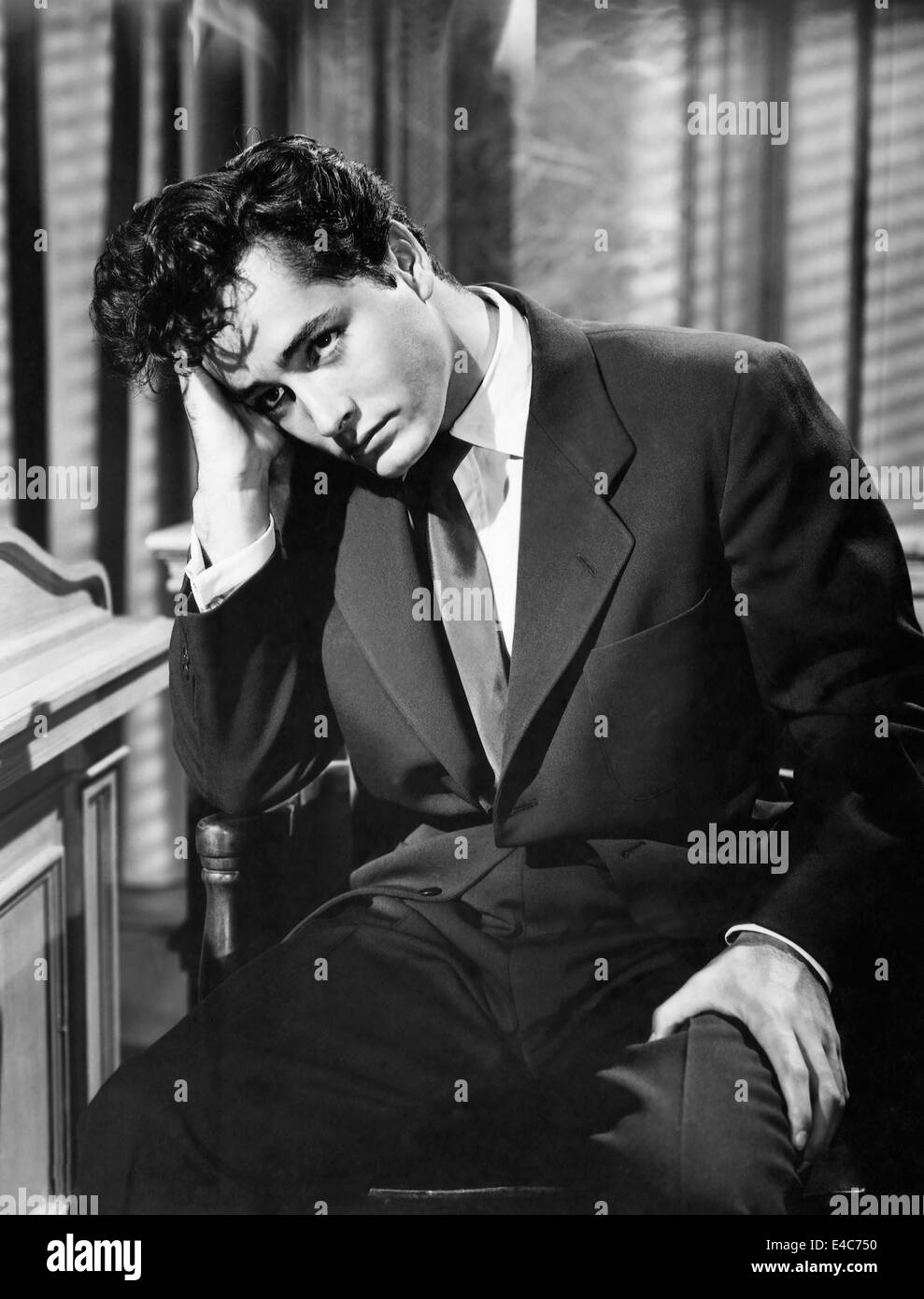 John Derek, sul set del film "bussare a una porta qualsiasi', 1949 Foto Stock