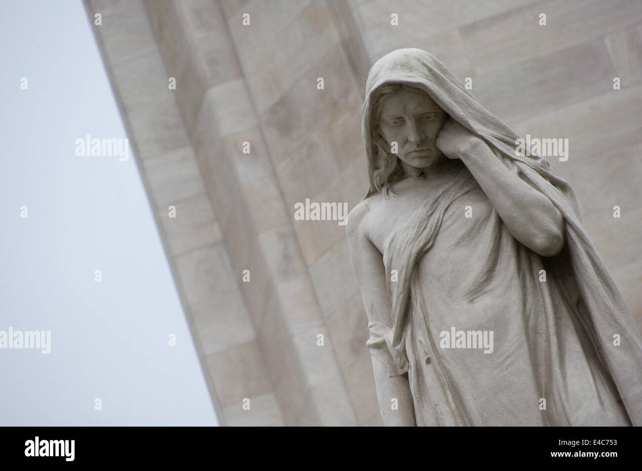 Chiudere fino alla statua di pianto la donna o meglio conosciuta come "altri Canada lutto morta" al Canadian Vimy Memorial Foto Stock