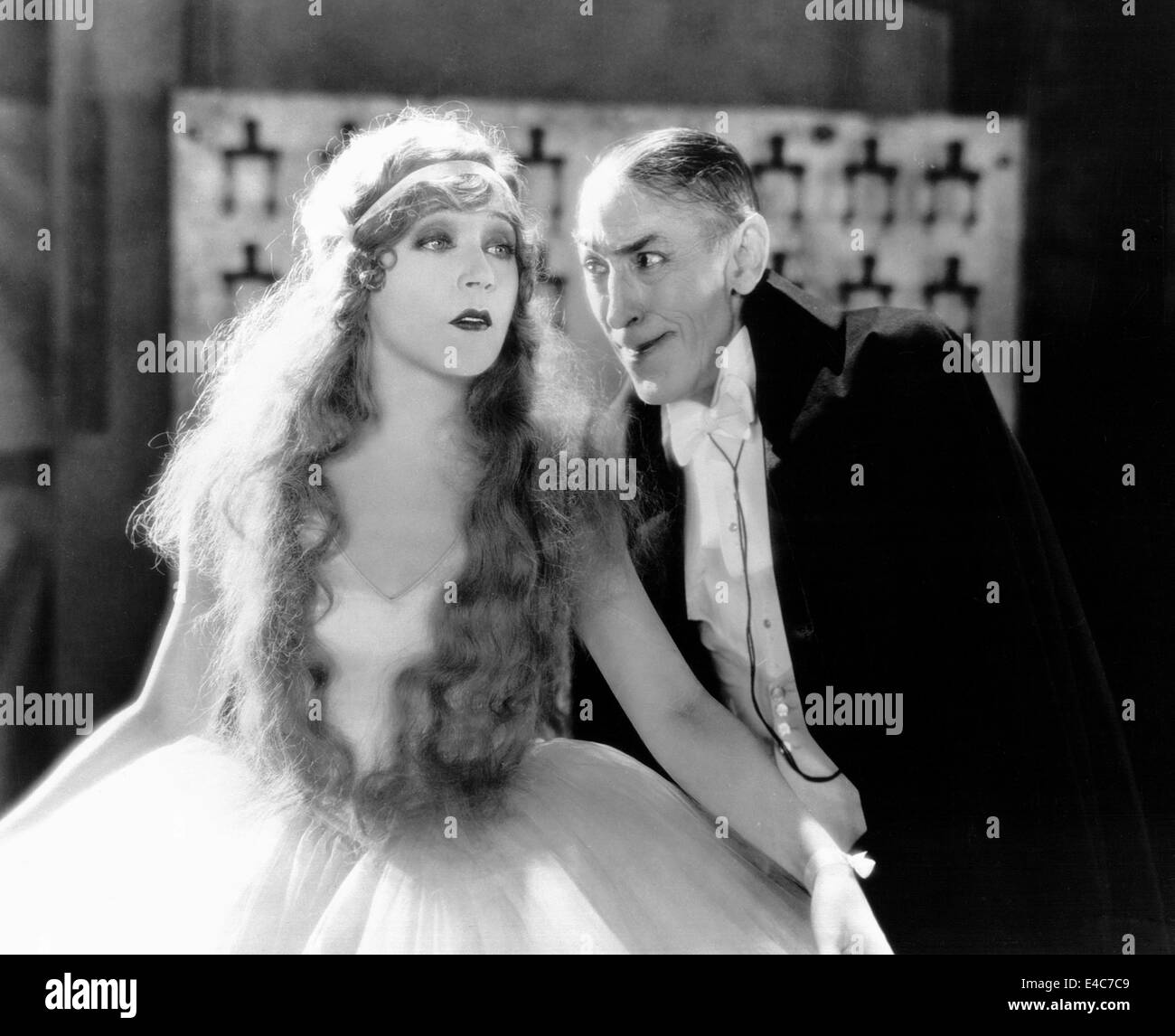 Mae Murray, Tully Marshall, sul set del film muto, "La Vedova Allegra", 1925 Foto Stock