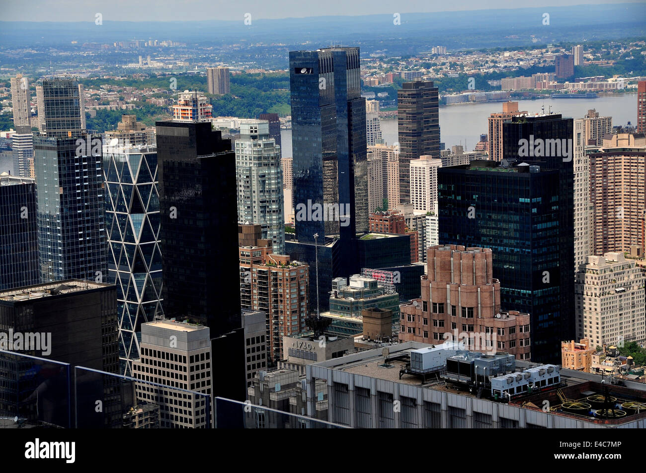 NYC: Corporate Towers nel West 50's visto dalla parte superiore della roccia a 30 Rockefeller Center Foto Stock