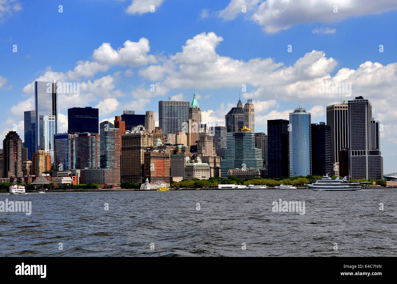 NYC: Vista verso la punta di Manhattan Island con la sua impressionante skyline di svettanti torri visto dal fiume Hudson Foto Stock