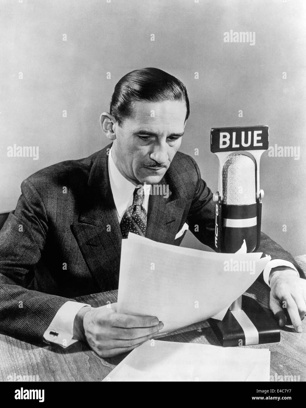 Westbrook Van Voorhis, narratore per i programmi TV e i film che appaiono su Blue's Network 'Marco di tempo', circa all'inizio degli anni trenta Foto Stock