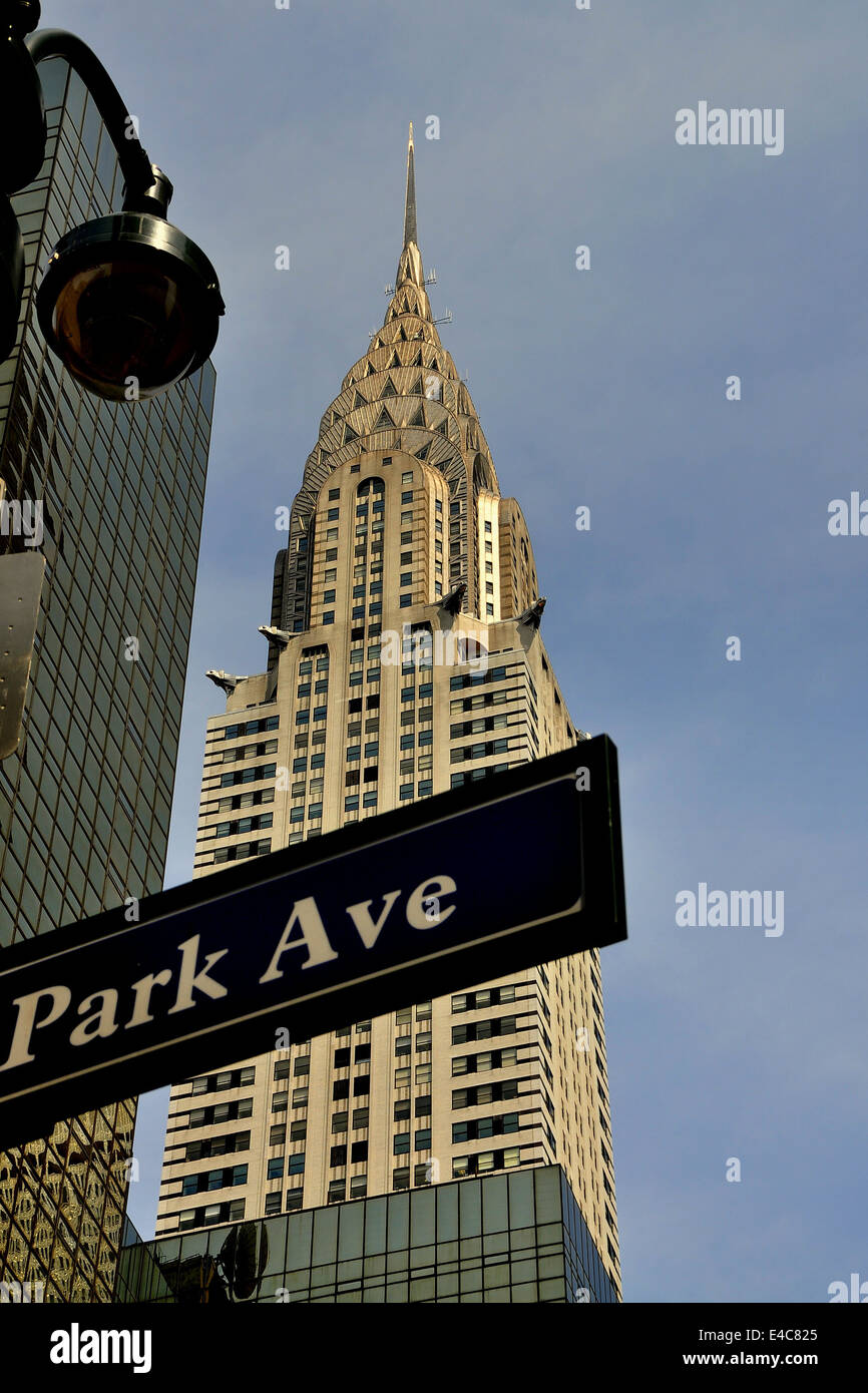 NYC: Park Avenue street segno e il 1930 Chrysler Building Foto Stock