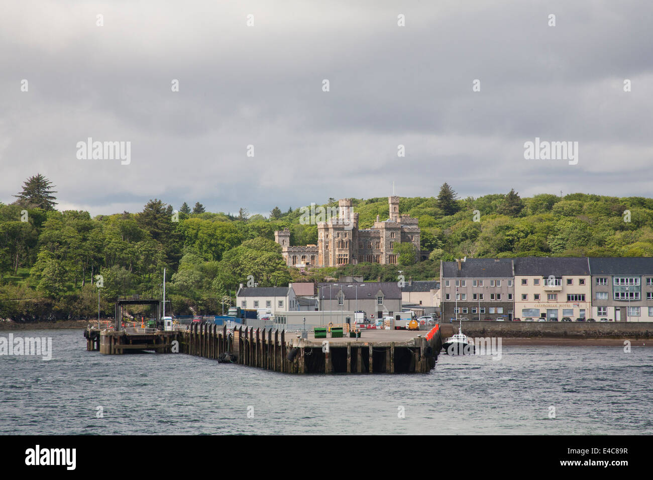 Visualizzare torna alla porta con il castello di Lews in background dal traghetto in partenza Stornoway isola di Lewis Foto Stock