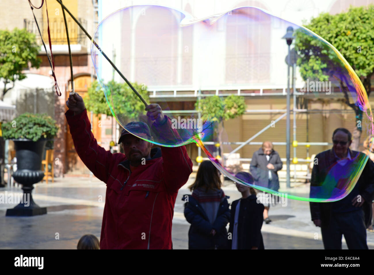 Animatore di strada facendo grosse bolle, Plaza Il Cardinale Belluga, Murcia, La regione di Murcia, il Regno di Spagna Foto Stock