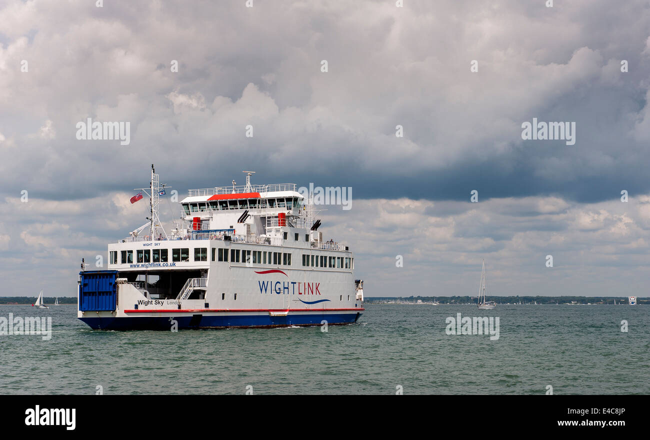 Wightlink car ferry crossing il Solent, Inghilterra. Foto Stock