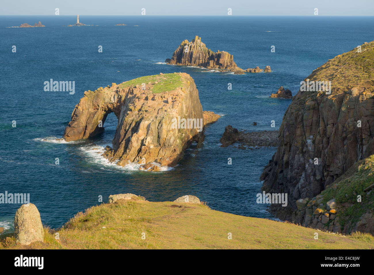 La mattina presto oltre la costa rocciosa vicino al Lands End, Cornwall, Inghilterra Foto Stock