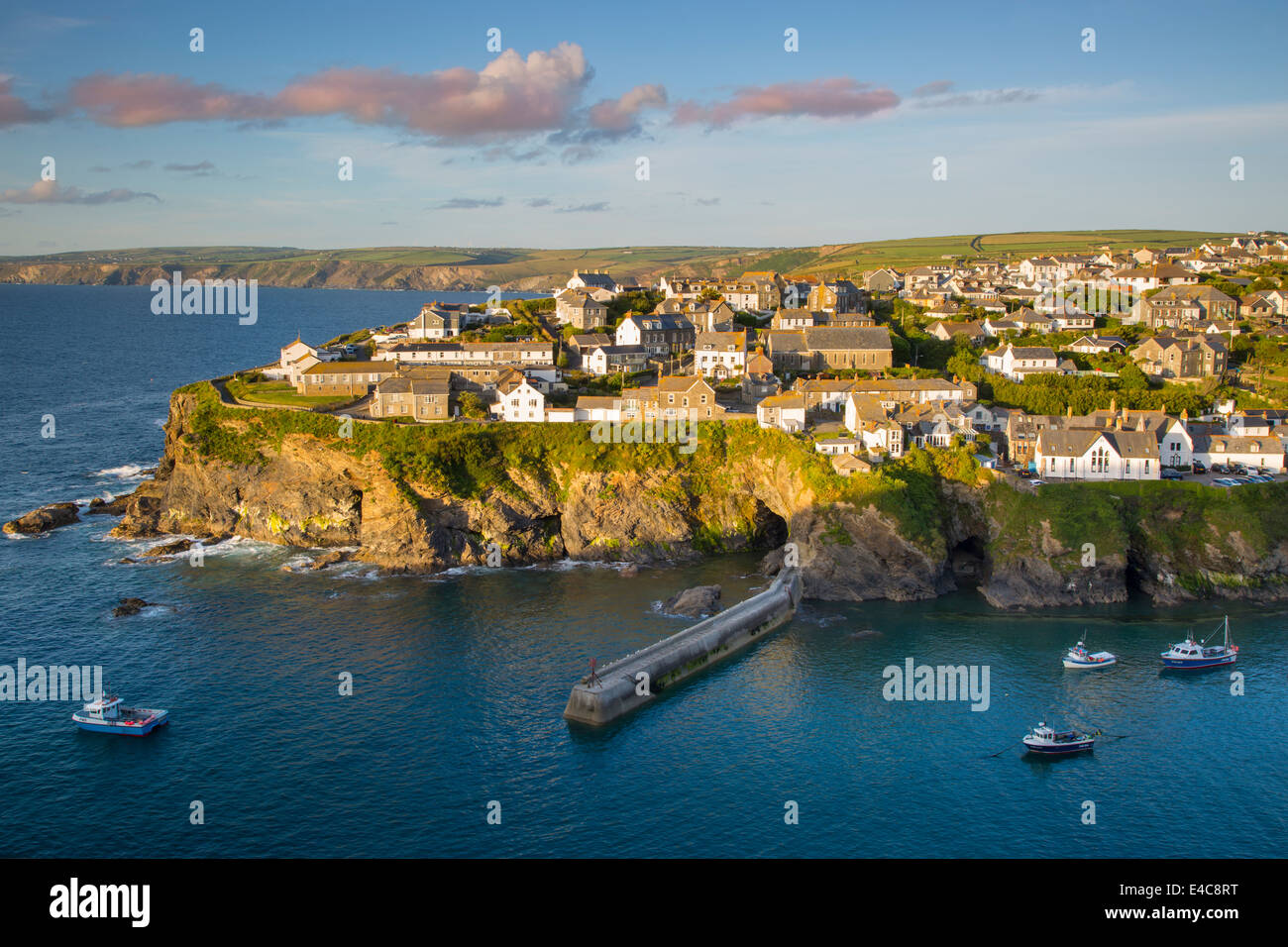 Sunset over Seaport Village di Port Isaac, Cornwall, Inghilterra Foto Stock