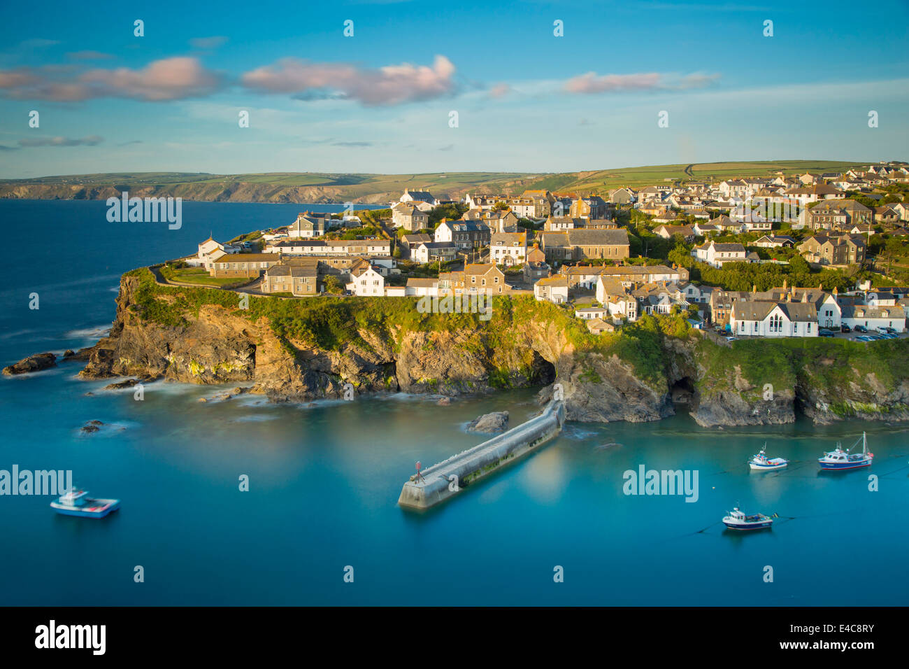 Sunset over Seaport Village di Port Isaac, Cornwall, Inghilterra Foto Stock