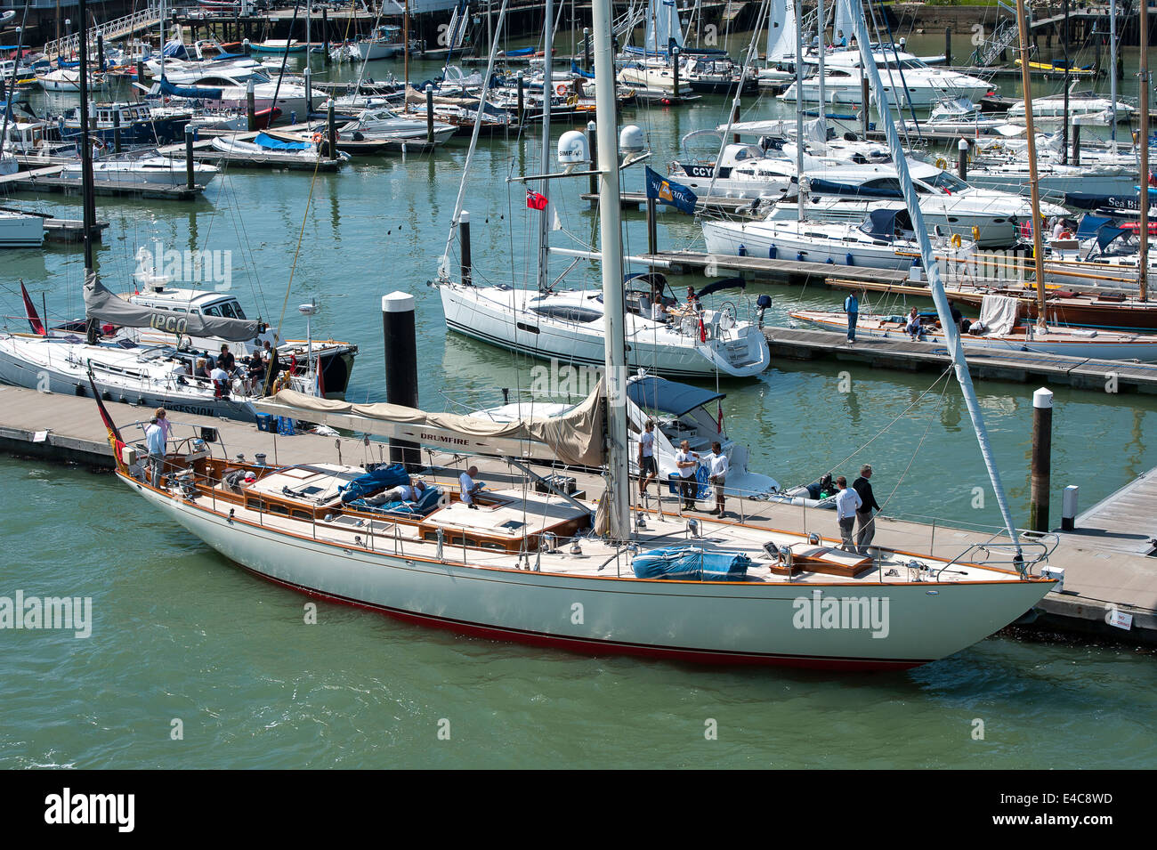 Yacht in marina a Cowes, sull'Isola di Wight in Inghilterra. Foto Stock