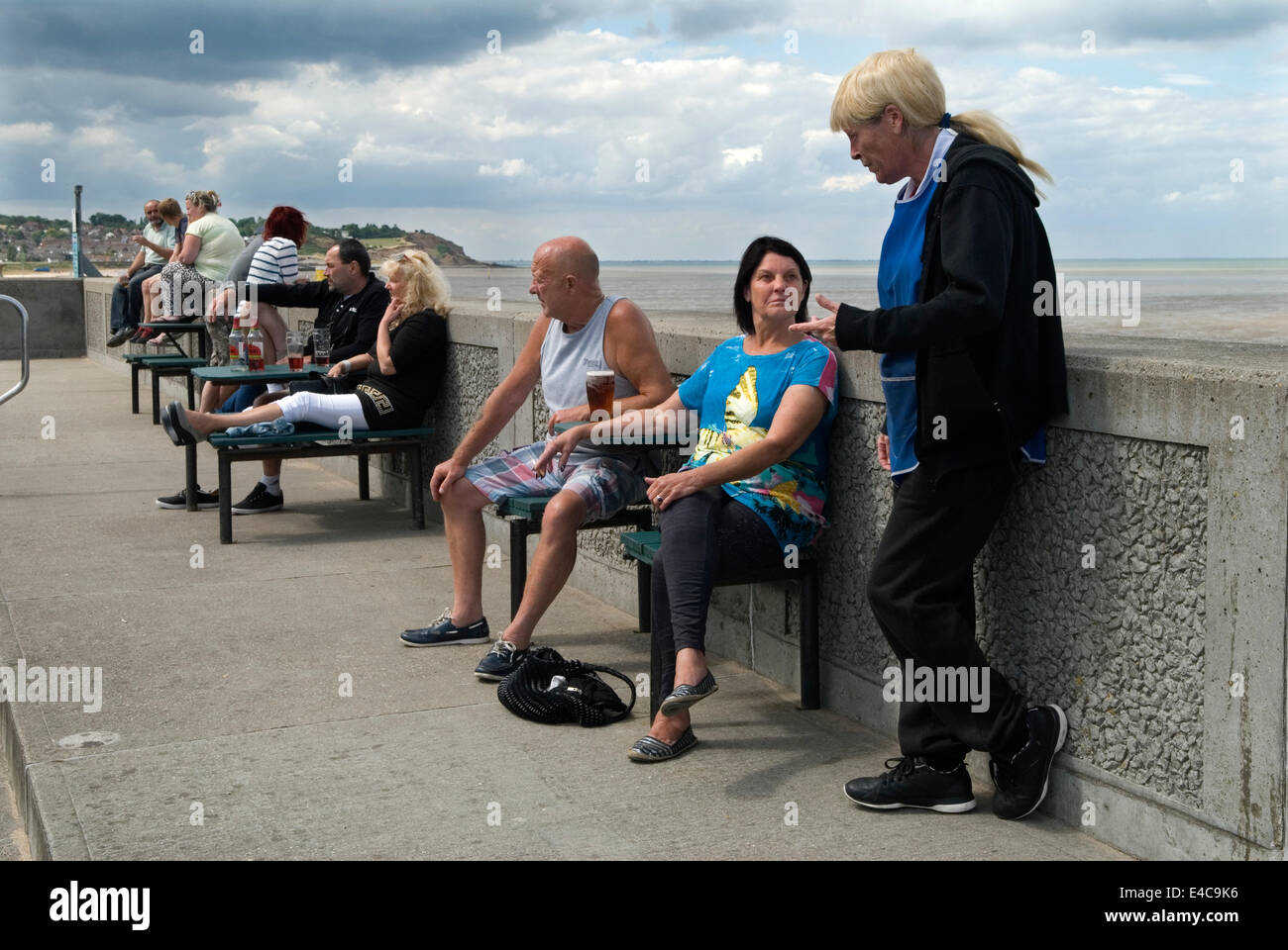 White Working Class UK. In vacanza seduto sul muro del mare a Leysdown-on-Sea. Passare l'ora del giorno in cui i vacanzieri chiacchierano. Isola di Sheppey Kent anni 2014 2010 Inghilterra HOMER SYKES Foto Stock