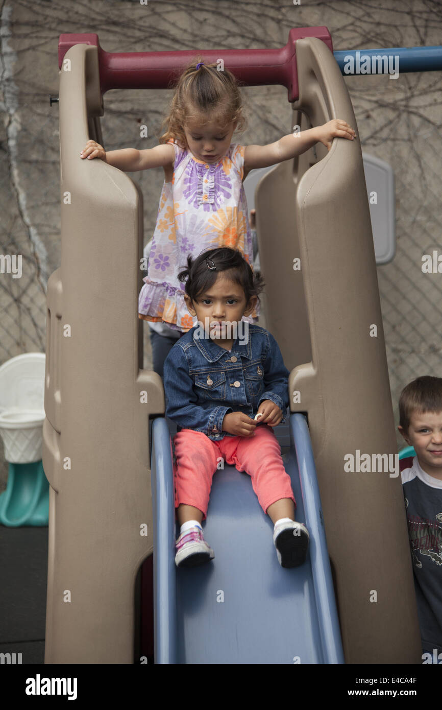 'Smart i ragazzi sono per noi " scuola materna e Early Learning Centre in Kensington, un quartiere multiculturale di Brooklyn, New York. Foto Stock