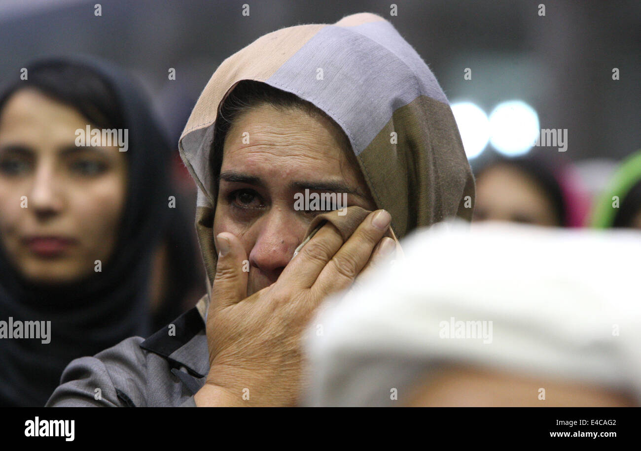 A Kabul, Afghanistan. 8 Luglio, 2014. Una donna afghana reagisce durante un rally a Kabul, Afghanistan luglio 8, 2014. Presidential contender Abdullah Abdullah martedì ha respinto i risultati preliminari del ballottaggio presidenziale ha annunciato lunedì, dicendo che lui è il vincitore e il popolo afghano lo vogliamo annunciare il governo. Credito: Ahmad Massoud/Xinhua/Alamy Live News Foto Stock